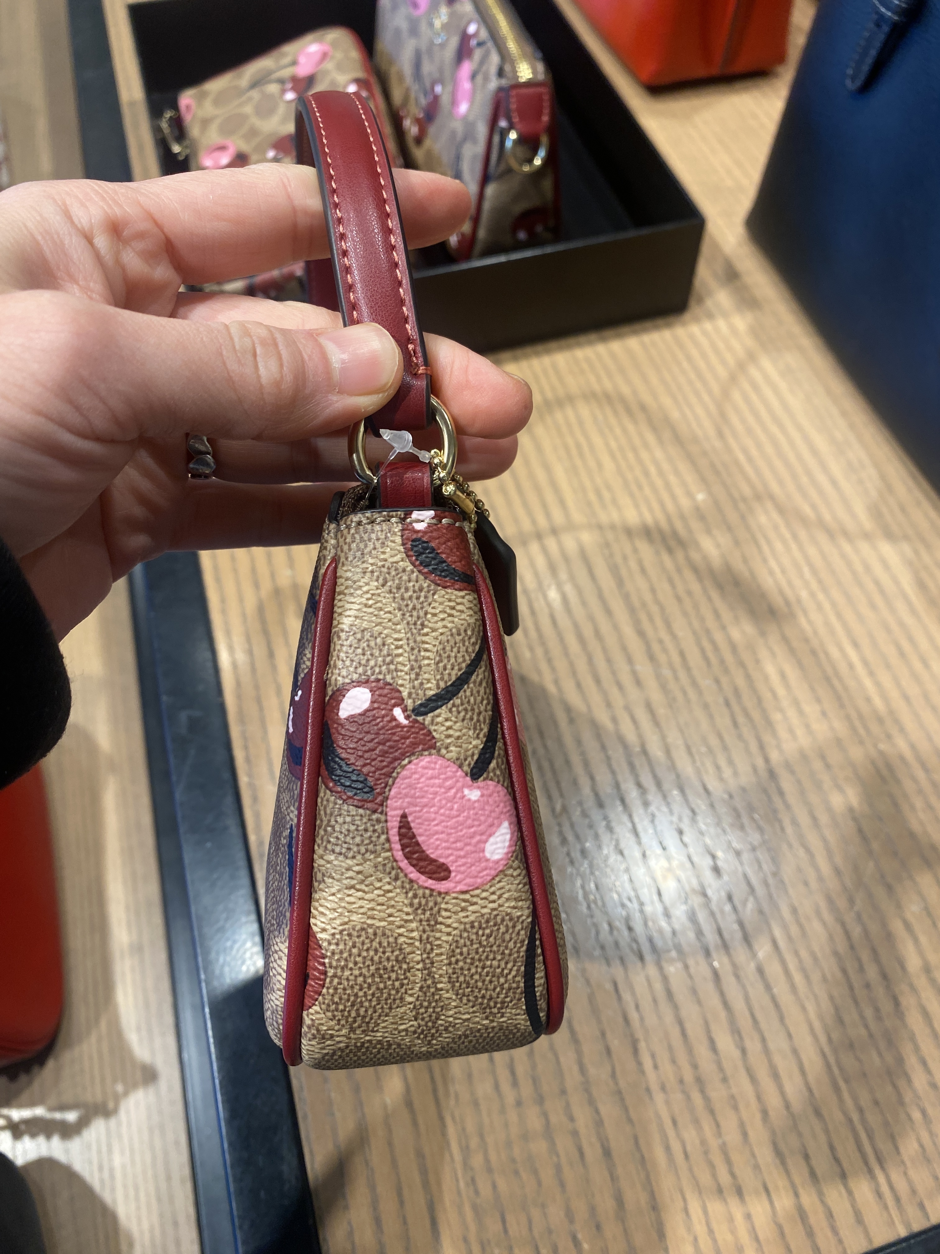 NEW【COACH】ノリータ19 ショルダーバッグ〈送料込〉 COACH＊さくらんぼ柄＊ ノリータ 19 チェリープリント (Coach