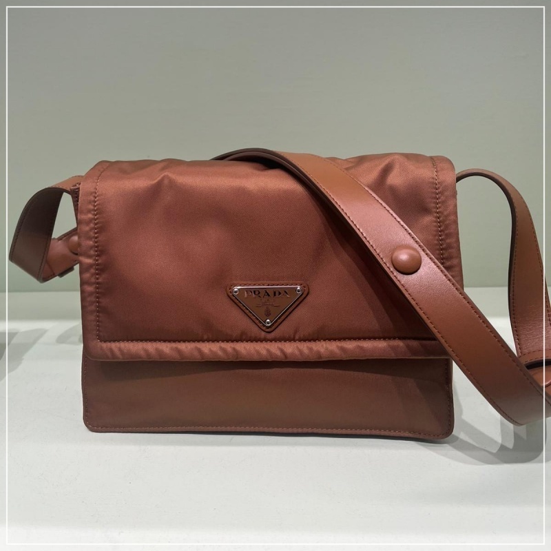 大注目 PRADA◆Re-Nylon パデッド ショルダーバッグ SMALL ロゴ