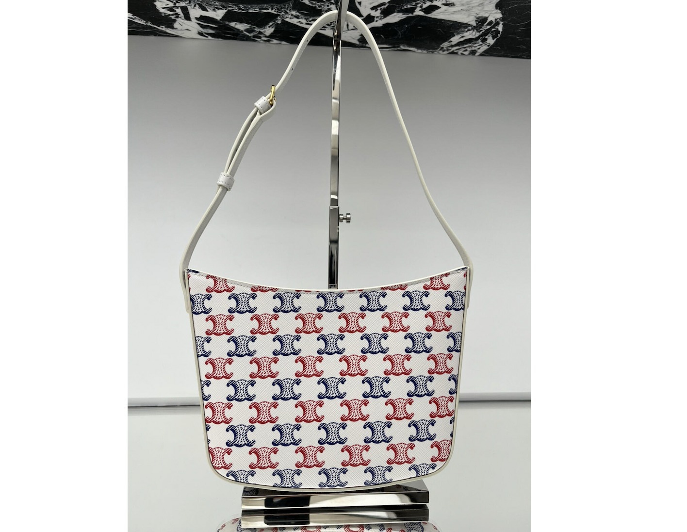 ☆せいら着用☆日本未入荷☆RUNWAY☆ miumiu ナッパレザーバッグ