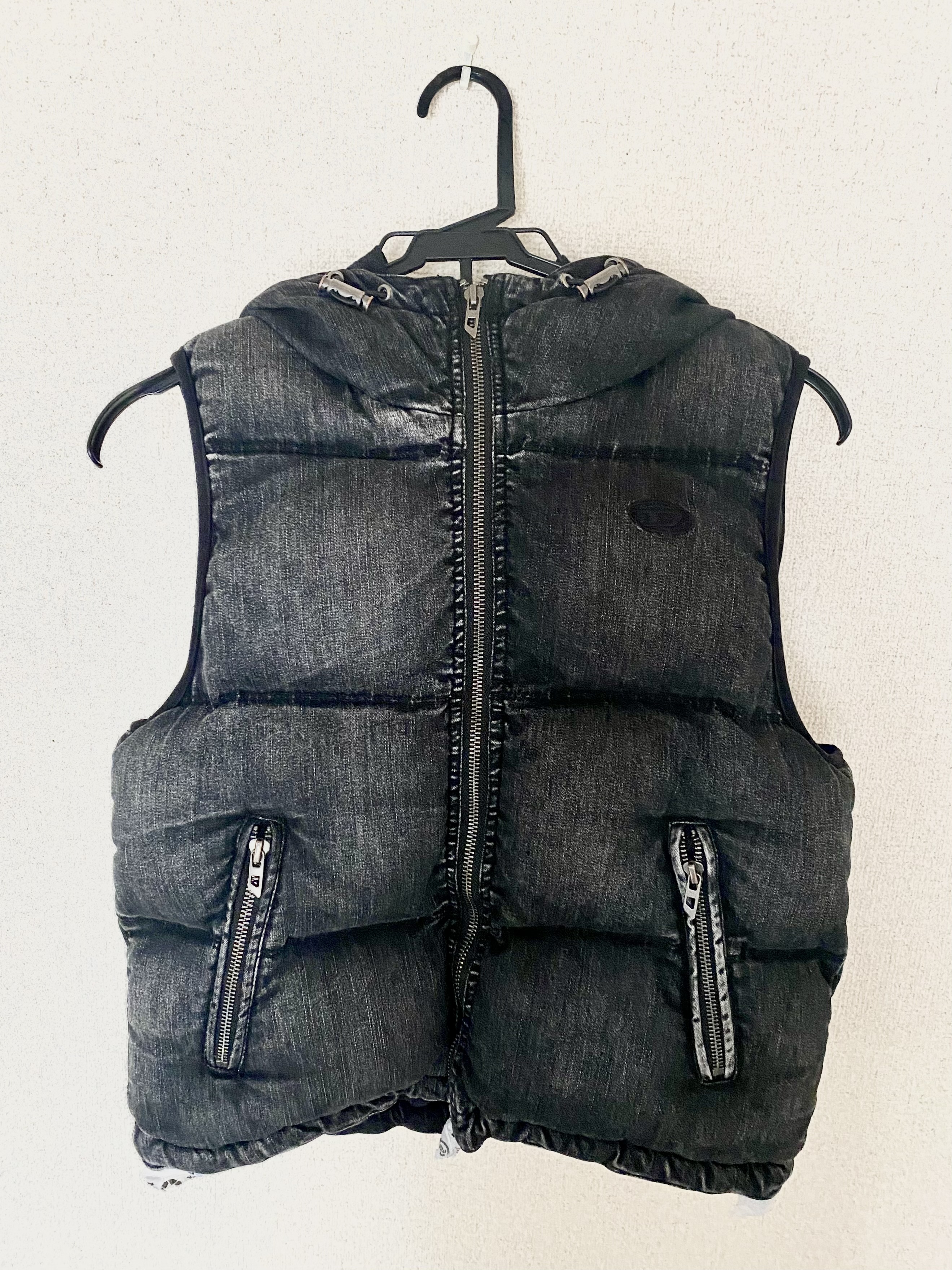 【関税込み】Diesel グレー W-Hopper ベスト DIESEL W-Hopper フェードデニム ダウンベスト (DIESEL/ダウン
