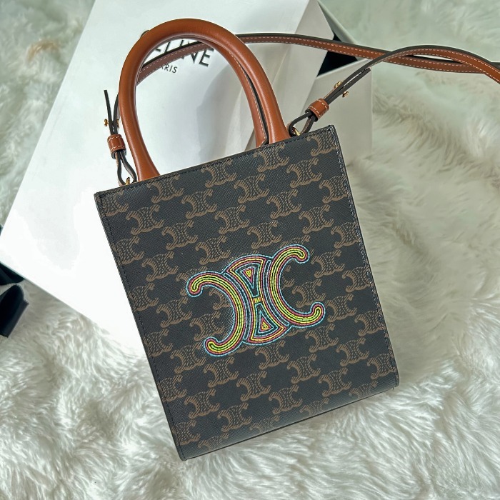 【国内発送★CELINE】チェーンクラッチ キュイル トリオンフ 国内発送】CELINE チェーン付きクラッチ キュイル トリオンフ