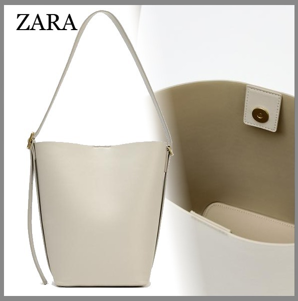 上品コーデはコレで安心！ アクセントに ZARA メタルバックル マキシバケットバッグ バッグ