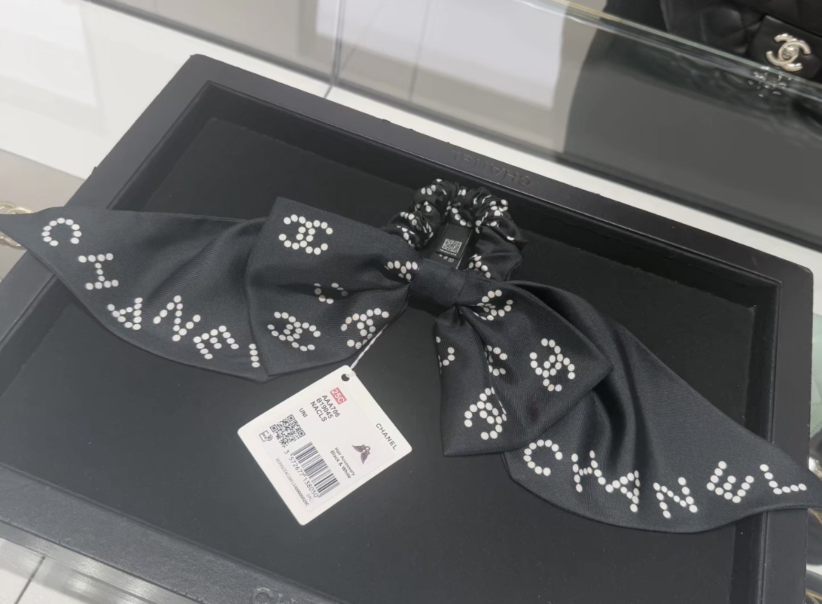 ドットロゴやCCマークが可愛い CHANEL モノトーソリボンシュシュ