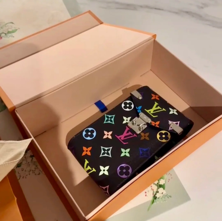 国内発送【クール】Louis Vuitton 村上隆 フォーン ポーチ Metis 国内発送【クール】Louis Vuitton 村上隆 フォーン ポーチ Metis