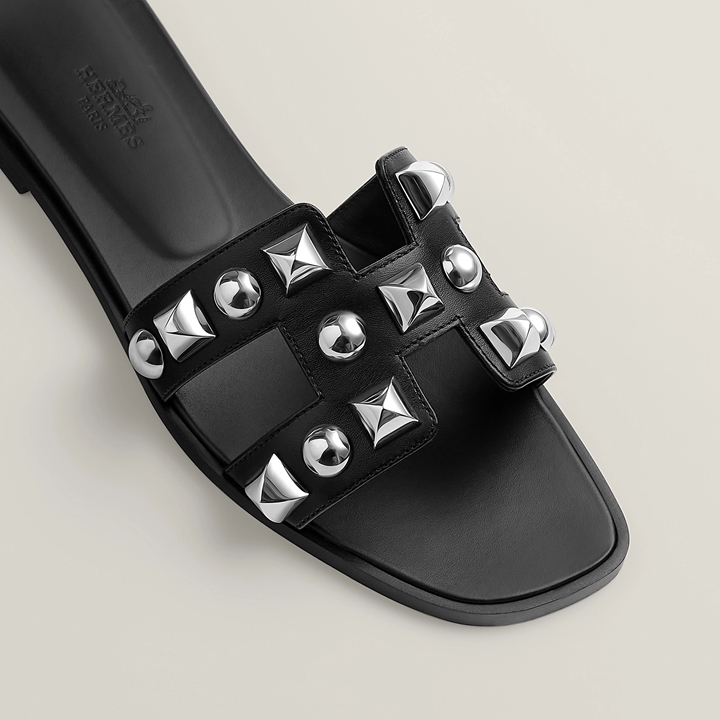 エレガントな印象にロックをプラス HERMES サンダル 《オラン》