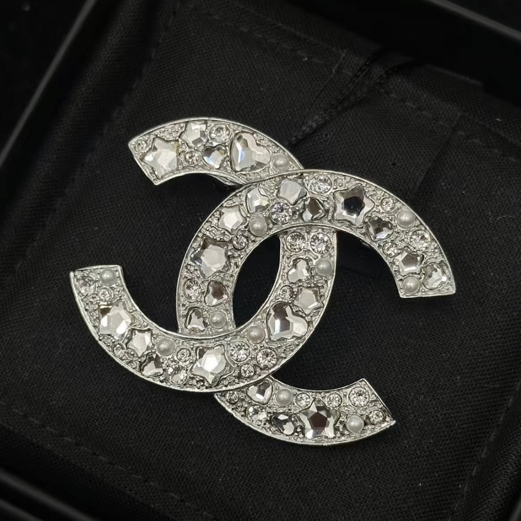 《エレガントに輝くビジューが素敵♪》25P限定★CHANEL ブローチ