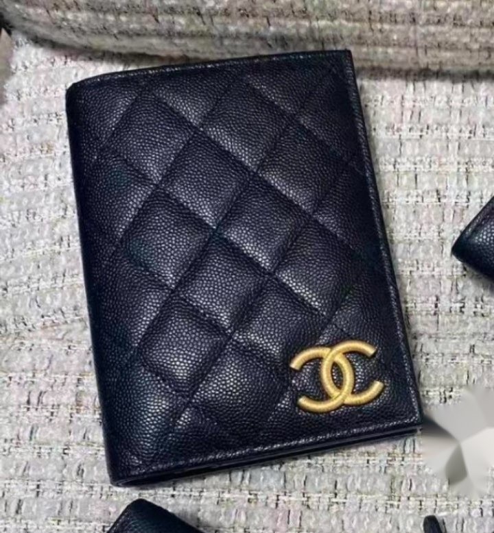 綺麗な黄金のCCマークにオーラを感じる CHANEL パスポートケース