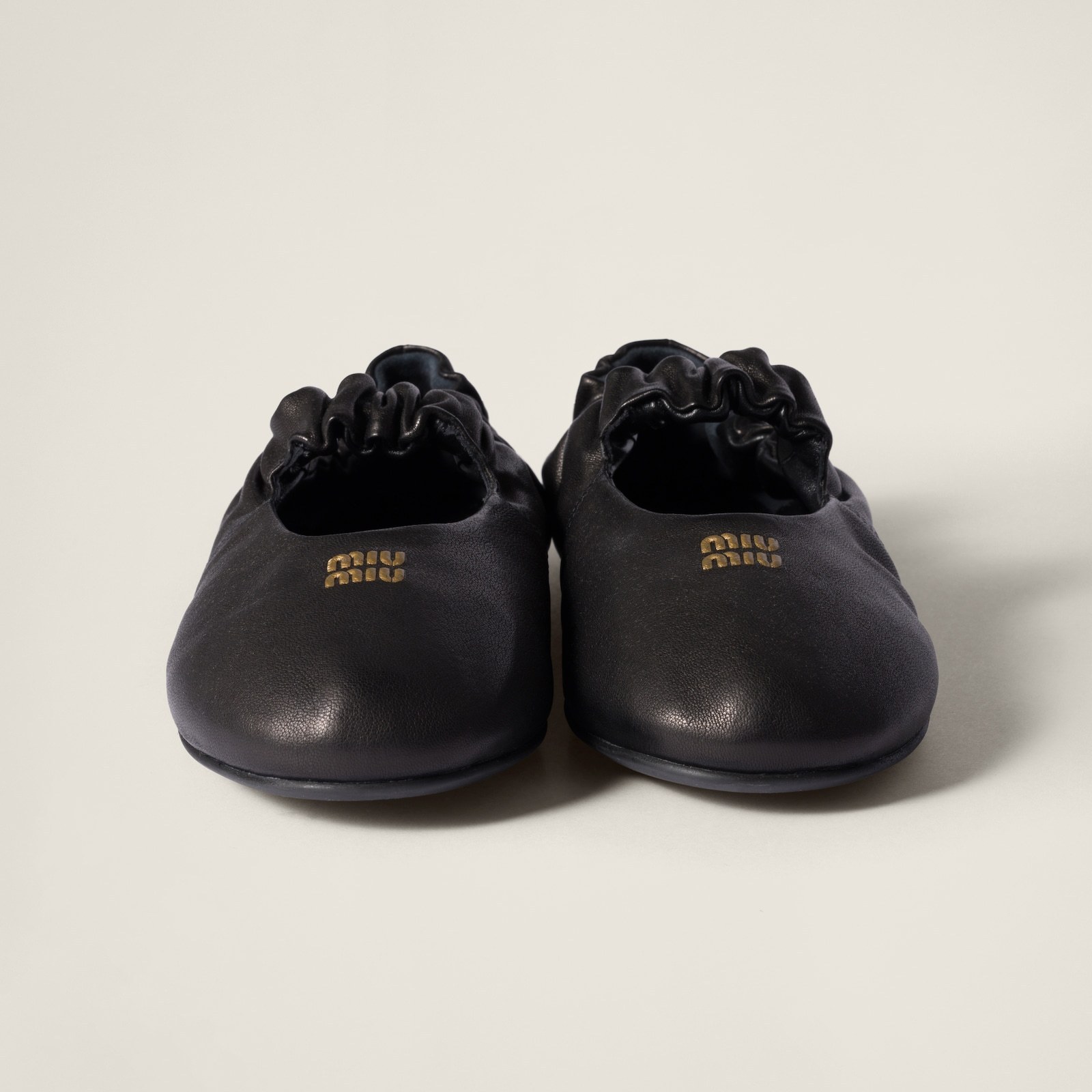 MIUMIU】ナッパレザーのフリルバレリーナ