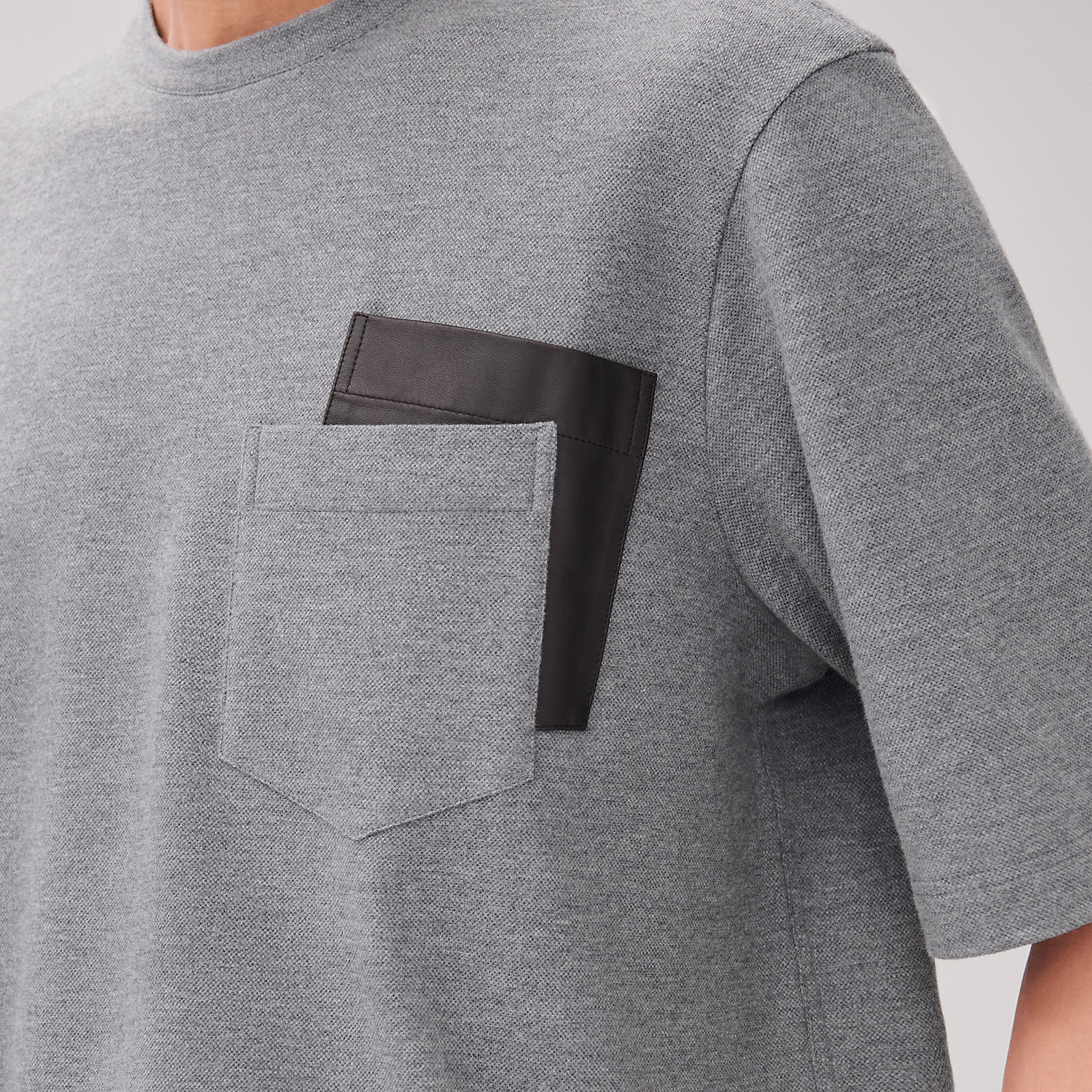 【Hermes】オンブレ・ポケット付きTシャツ 4H4615DA02_worn_1