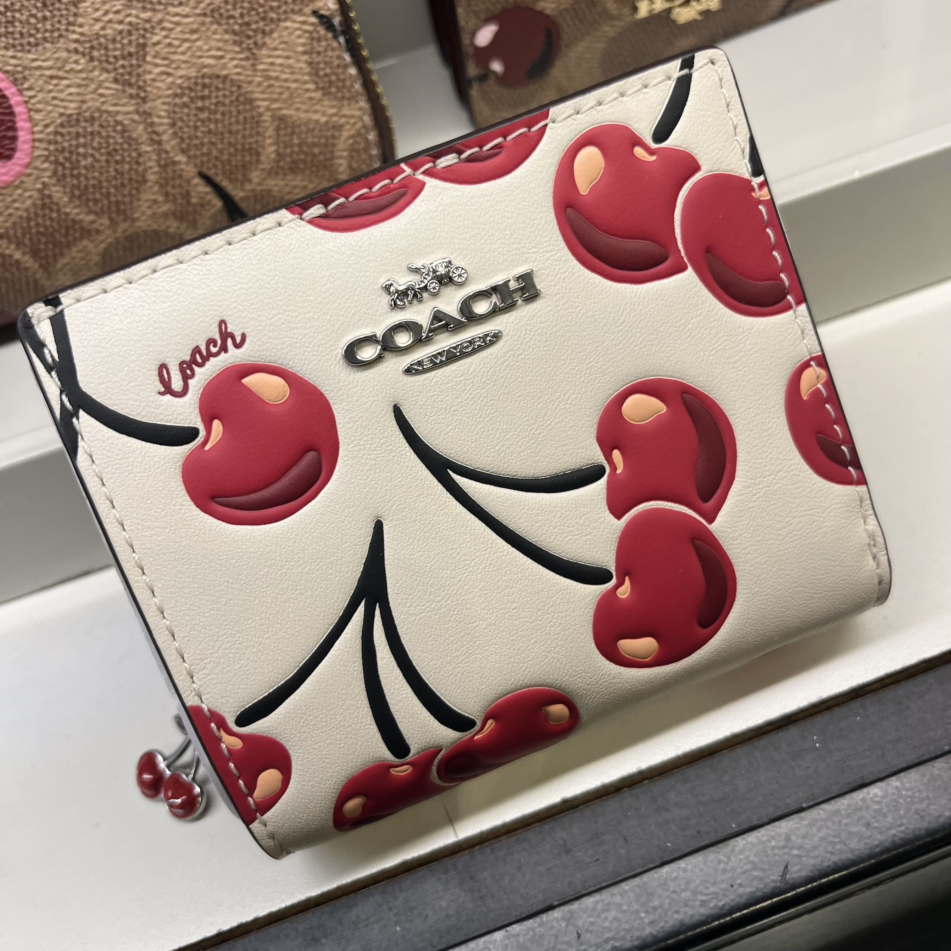 COACH さくらんぼ柄が可愛い コーチ CZ618 チェリープリント
