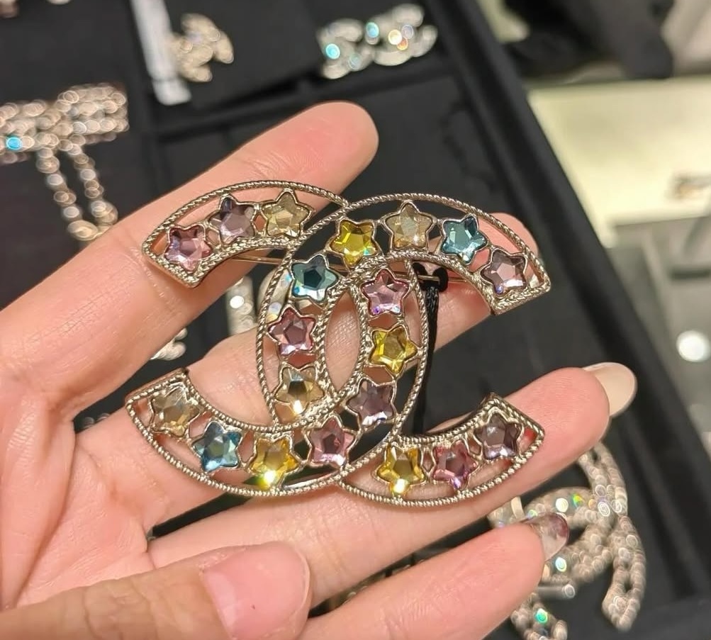 まるでキキララの世界観☆スターのCCマークが CHANEL ブローチ