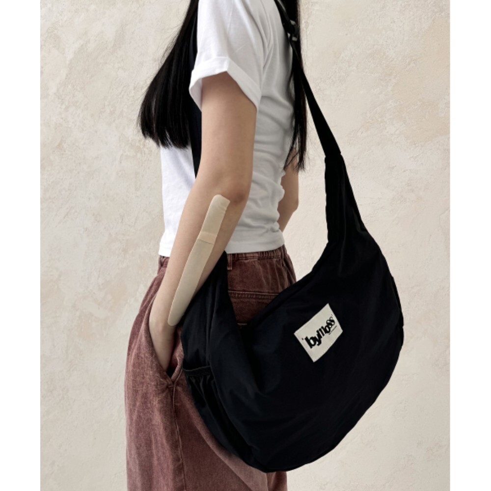 ショルダーバッグ・ポシェット BYMOSS Half Moon Large Messenger Bag Black