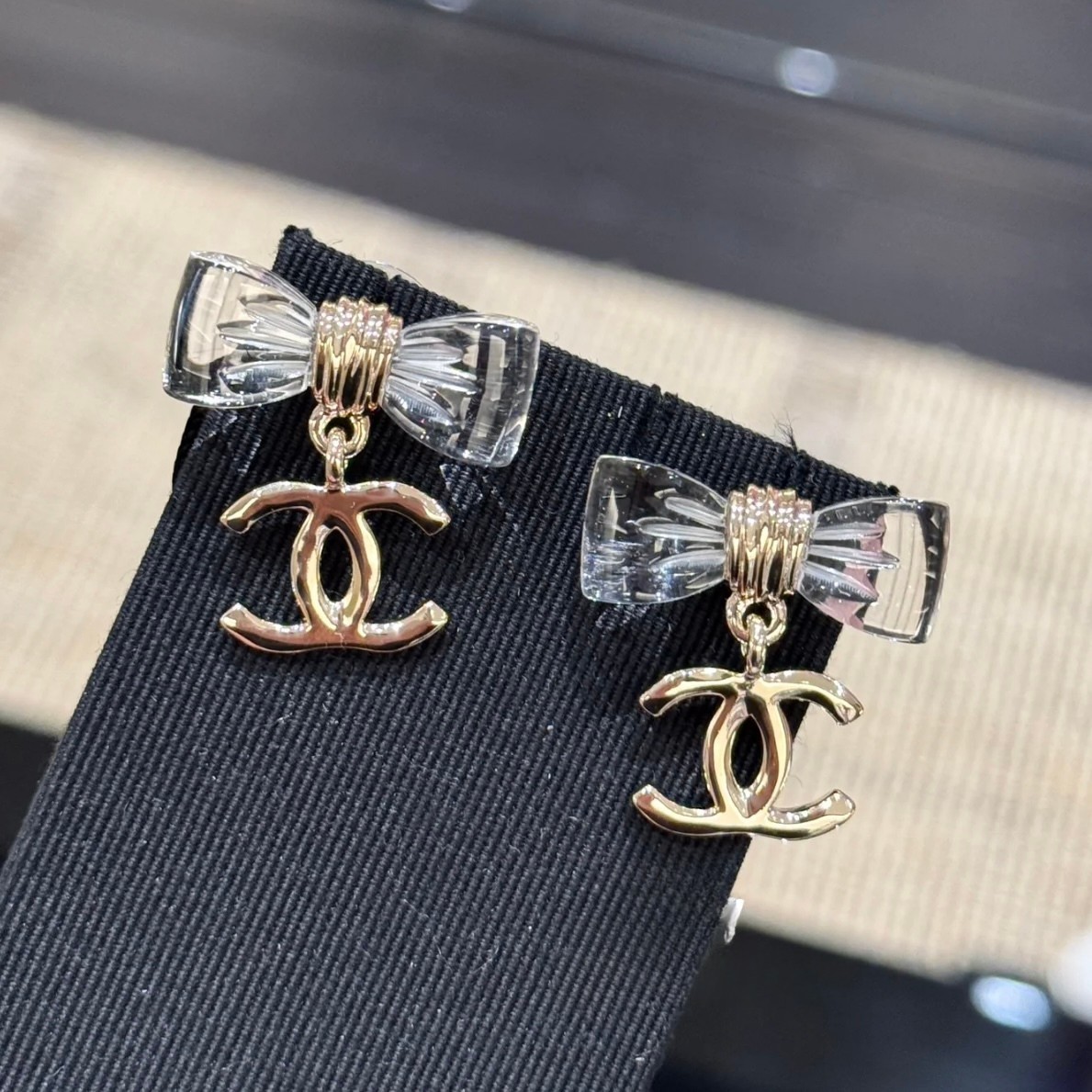 【おリボン付きCUTE♡】CHANEL ピアス CCロゴ×リボン 大人気】リボン×輝くココマークが可愛い│CHANEL CCピアス