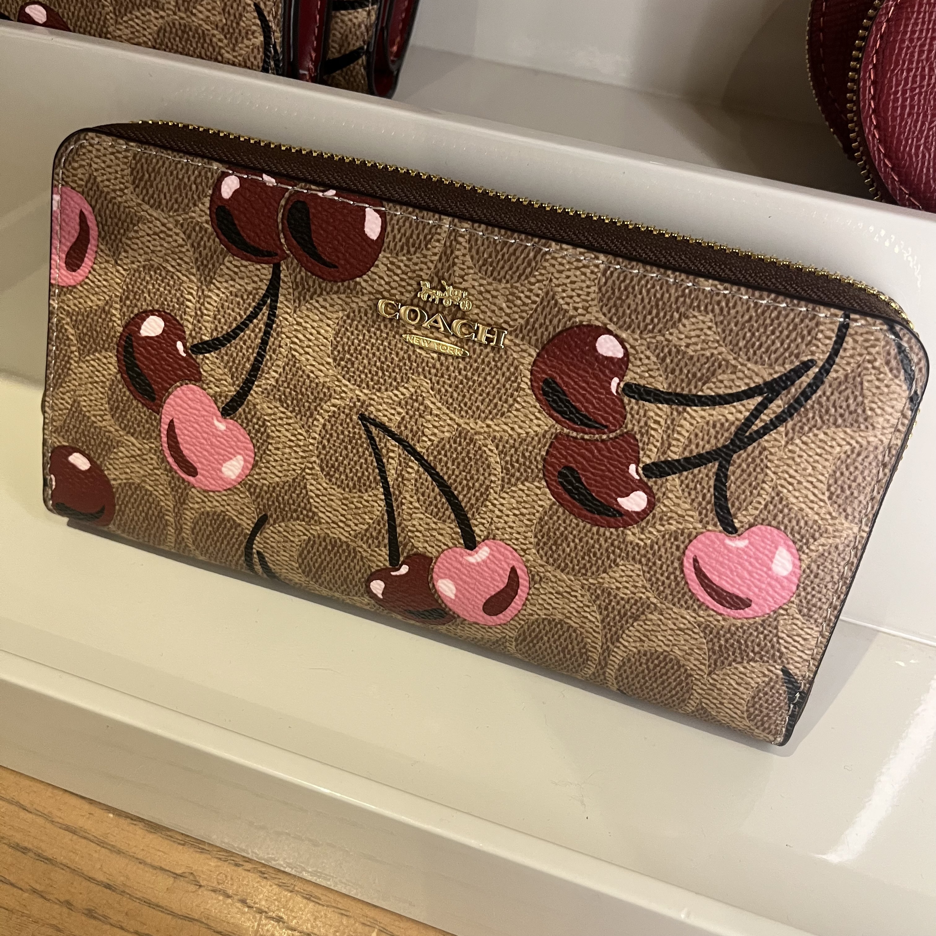 【Coach】チェリー柄がエレガント リストストラップ付き 長財布