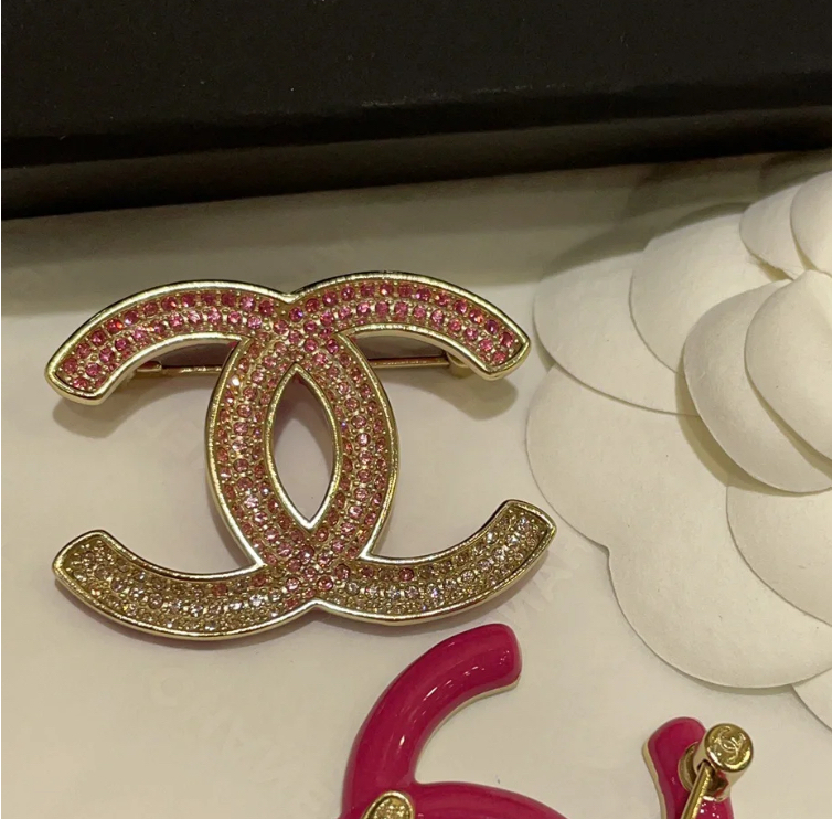 CHANEL《グラデーションでオシャレ感アップ♡》 ブローチ