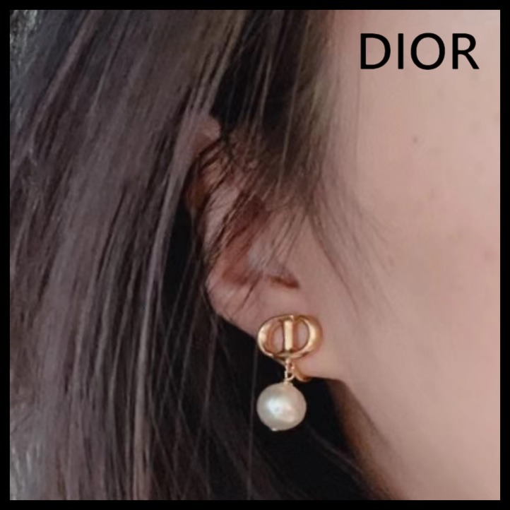 シンプル♪プレゼントにピッタリ♪【Dior】Petit CDイヤリング