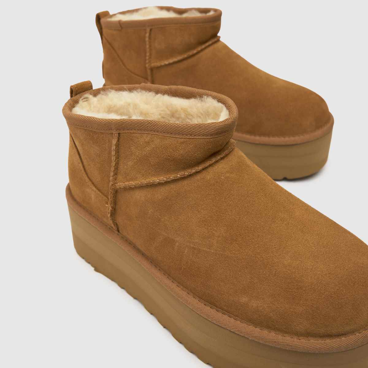 人気《UGG》CLASSIC MIINI クラシックミニ プラットホームブーツ