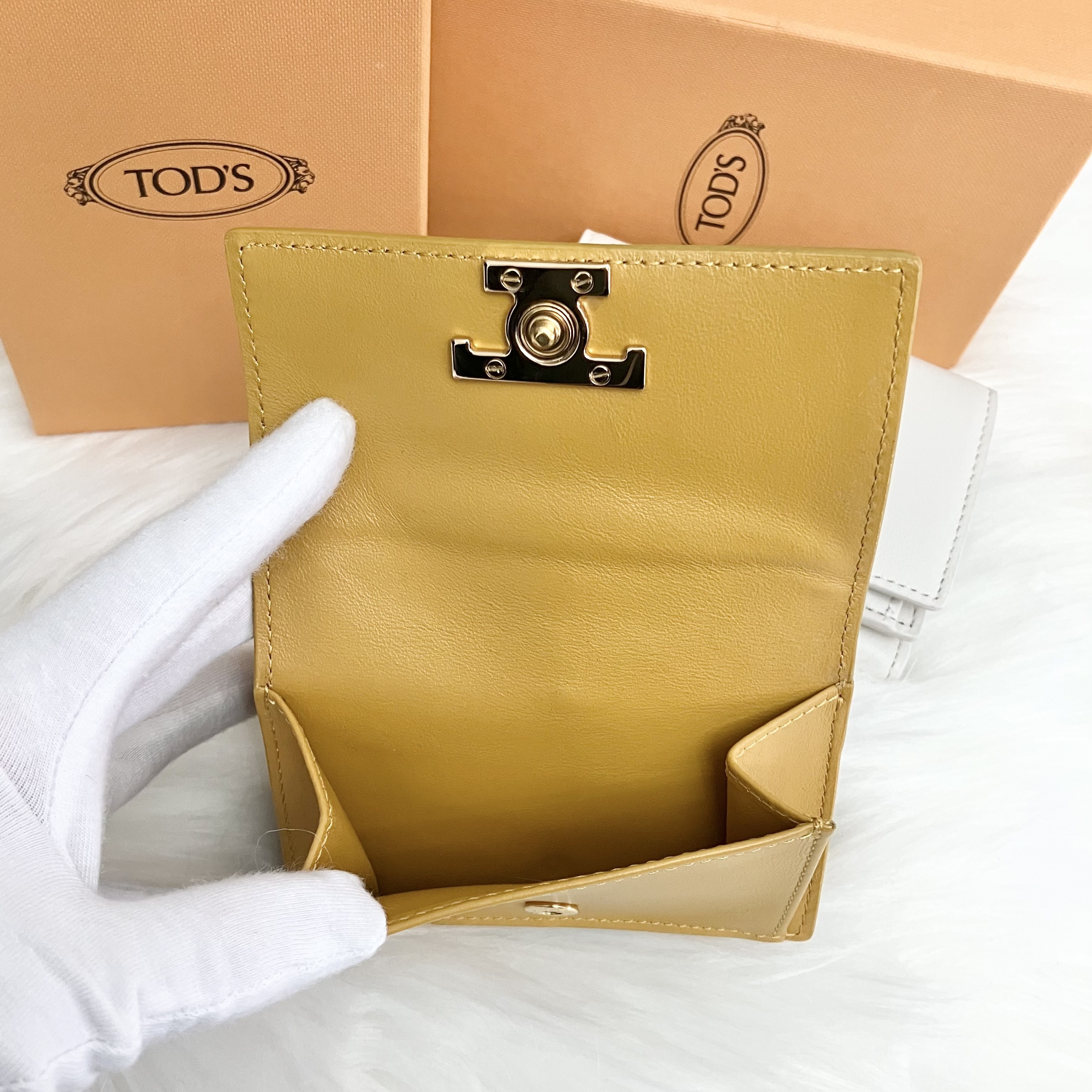 TOD'S】SALE !!! Tタイムレス 三つ折り財布 Compact Wallet