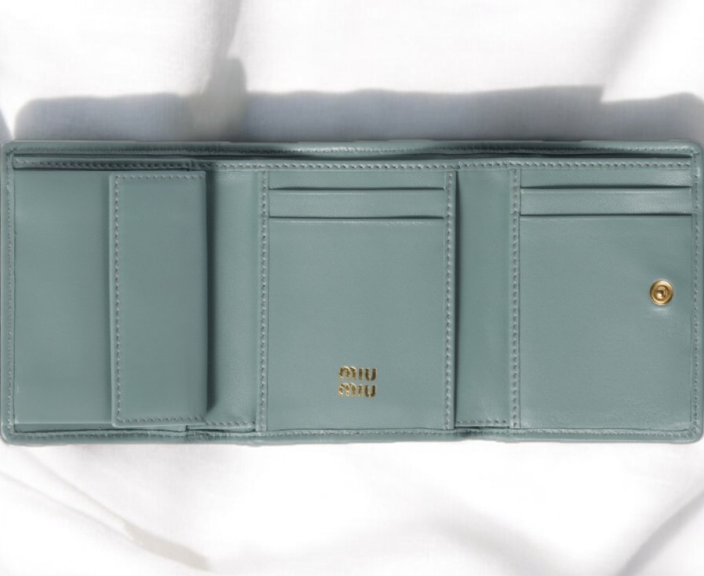 国内配送♪《miumiu》マテラッセレザー 財布 ウォレット