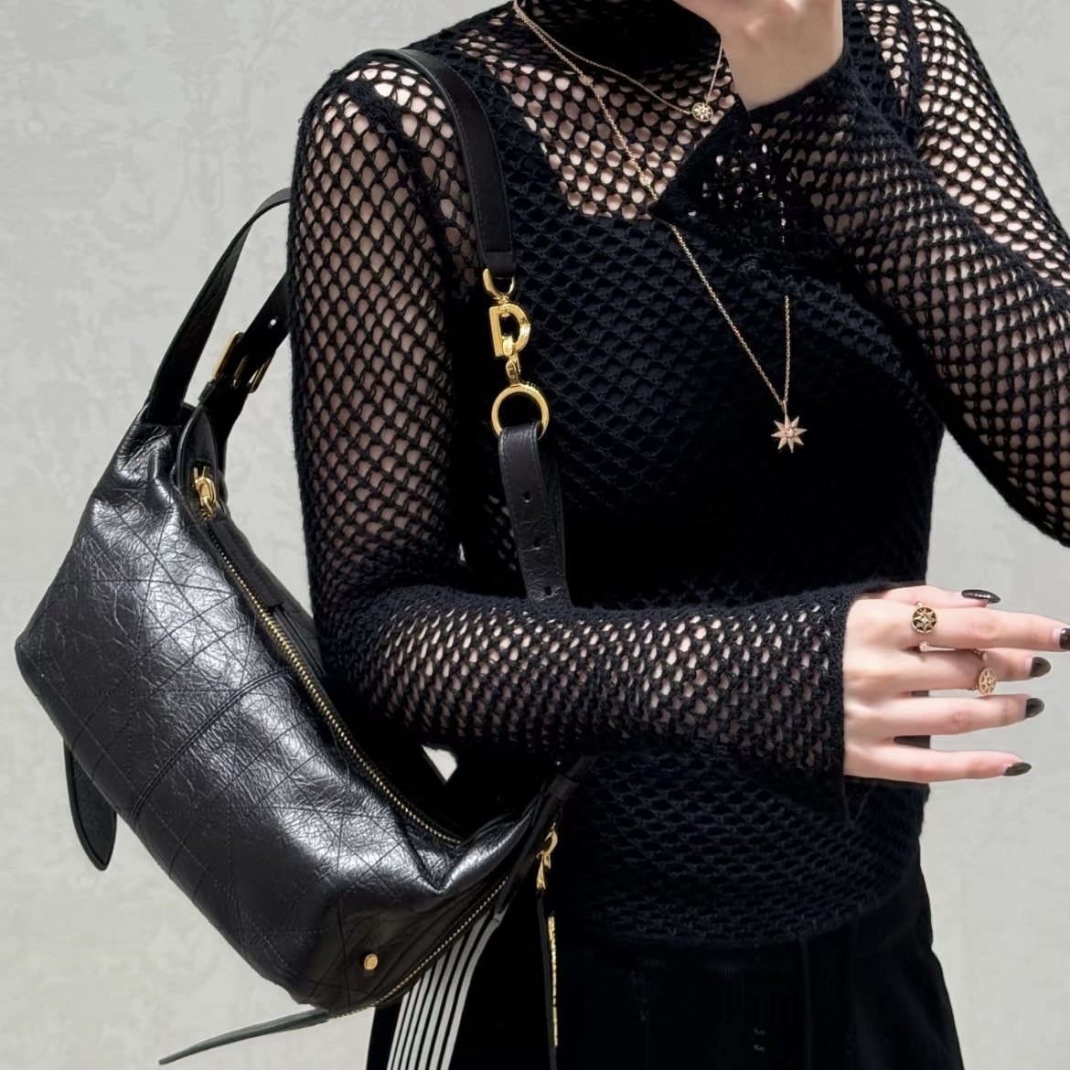 持ち手の作りがお洒落可愛い♪ Dior D-Journey バッグ スモール