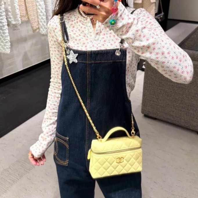 【カラバリ豊富で迷う♡】 CHANEL 《ヴァニティバッグ》