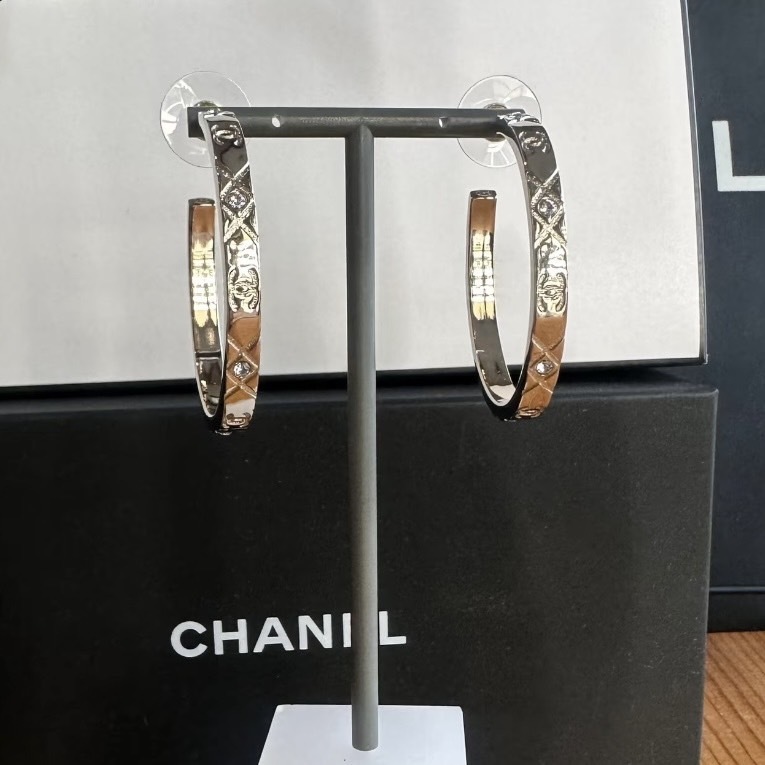 CCロゴの刻印がさりげなく♪【CHANEL】25P フープピアス CCロゴの刻印がさりげなく♪【CHANEL】25P フープピアス (CHANEL