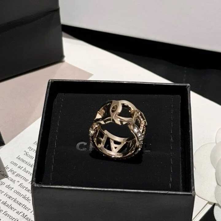 *キラキラ輝く指先に*【CHANEL】ロゴリング ゴールド キラキラ輝く指先に*【CHANEL】ロゴリング ゴールド 指輪・リング