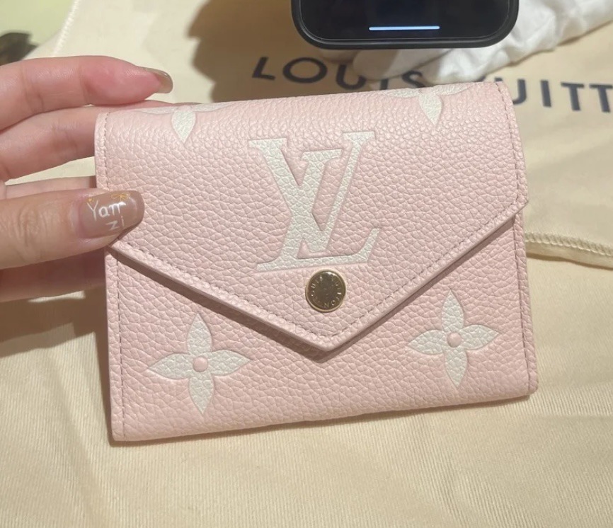 ギフトにも 春から新しいお財布\tLouisVuitton 折りたたみ財布