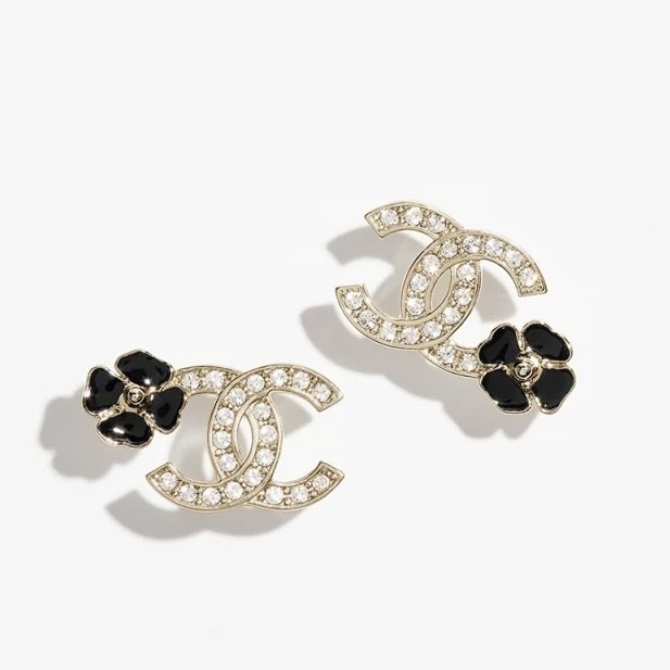 煌めくCCロゴに小ぶりのお花♪【CHANEL】25P ピアス