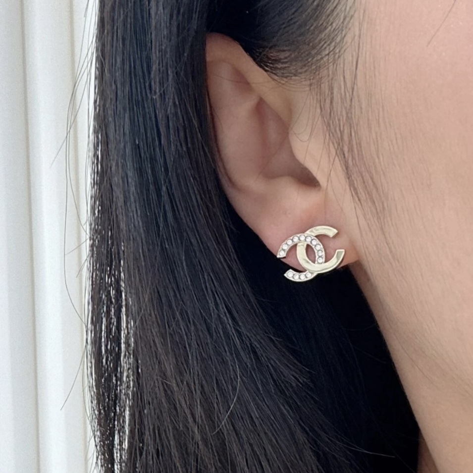 【品のあるデザイン♪】CHANEL シャネル CC ピアス 25P フォーマルにも♪】CHANEL シャネル ピアス CCロゴ 25P