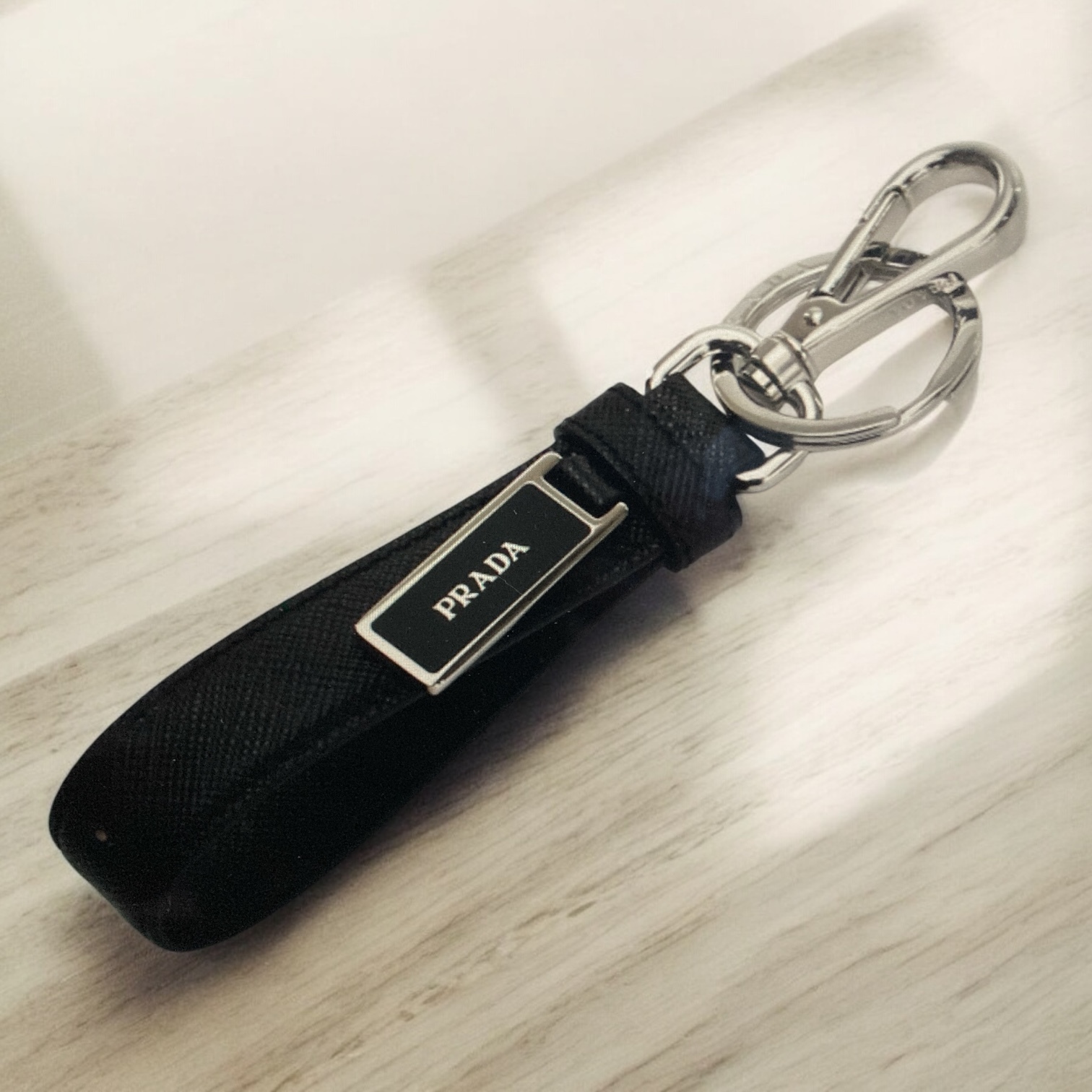 人気が高い 関税込 PRADA 黒 キーホルダー レザー サフィアーノ プラダ 小物