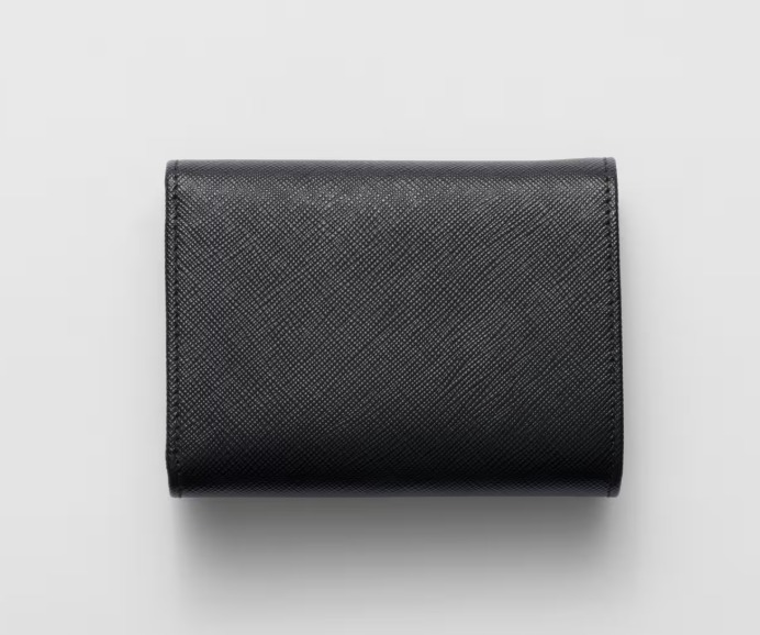 シンプルでオシャレ《PRADA》サフィアーノコンパクトウォレット
