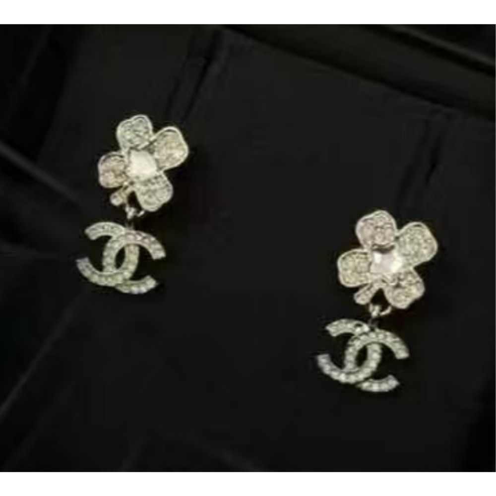 **25P クローバーとCCロゴが可愛くマッチ**【CHANEL 】ピアス クローバーが可愛らしい♪】CHANEL 25P CCロゴ ピアス