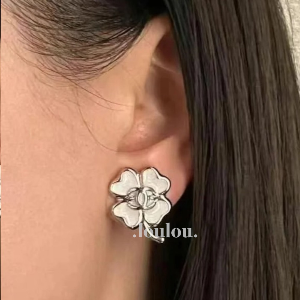 25P【CHANEL】ホワイトクローバーがおしゃれ♡ピアス 25P・可愛い幸せのホワイトクローバー☆】CHANEL ピアス
