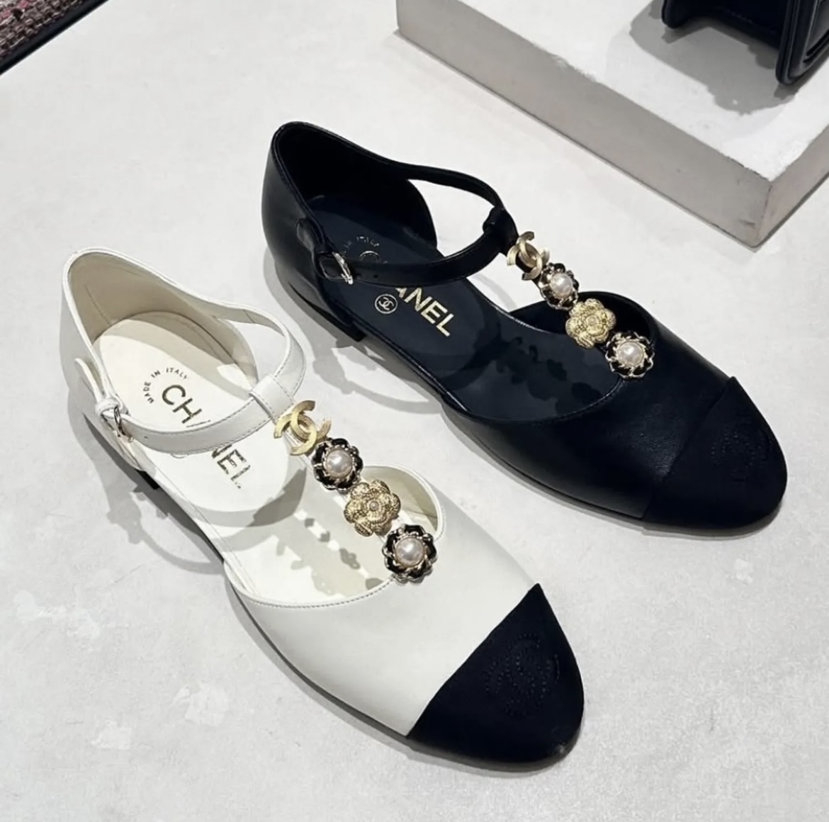 ビジューがポイント 履きやすい CHANEL Tストラップパンプス