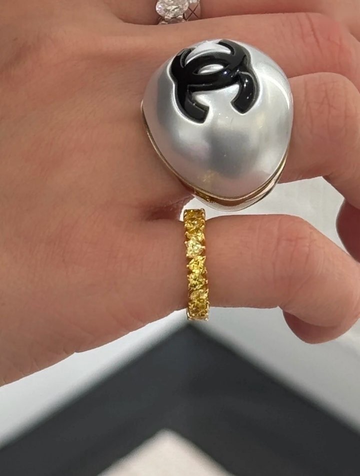 印象的な手元に☆ぷっくり感が可愛い 重ね付けも◎CHANEL リング