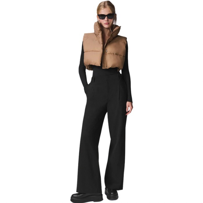 【alo yoga】クロップド ゴールドラッシュ パファーベスト Alo Yoga☆ Cropped Gold Rush Puffer Vest トーストアーモンド