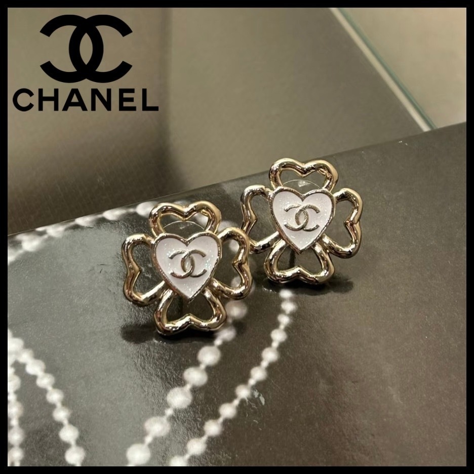 ハートモチーフの花びらがフェミニンな♪【CHANEL】25P ピアス