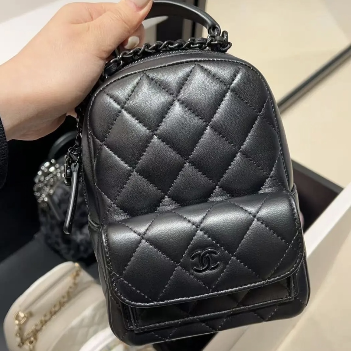 【ソーブラックがクール】CHANEL シャネル ミニ バックパック クラシック ミニ バックパック - ラムスキン、ブラック