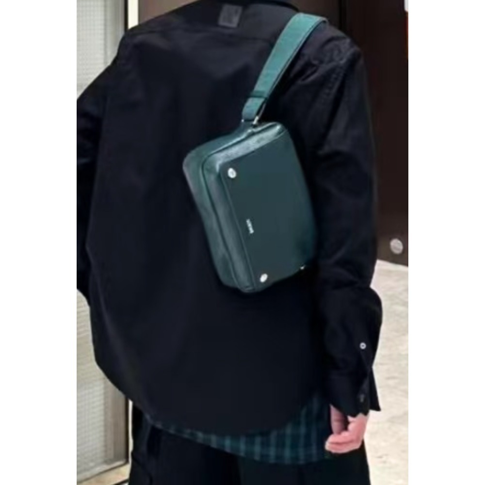 《美しいシルエット》【LOEWE】ペブル メッセンジャーバッグ XS
