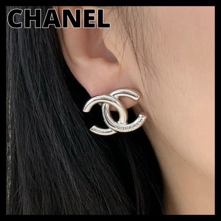 《シンプルなデザイン♪》CHANEL ピアス CCロゴ