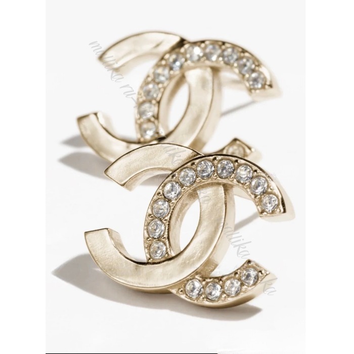 小ぶりで上品☆シンプル【CHANEL】シャネル CCロゴ ピアス 小ぶりで上品☆シンプル【CHANEL】シャネル CCロゴ ピアス