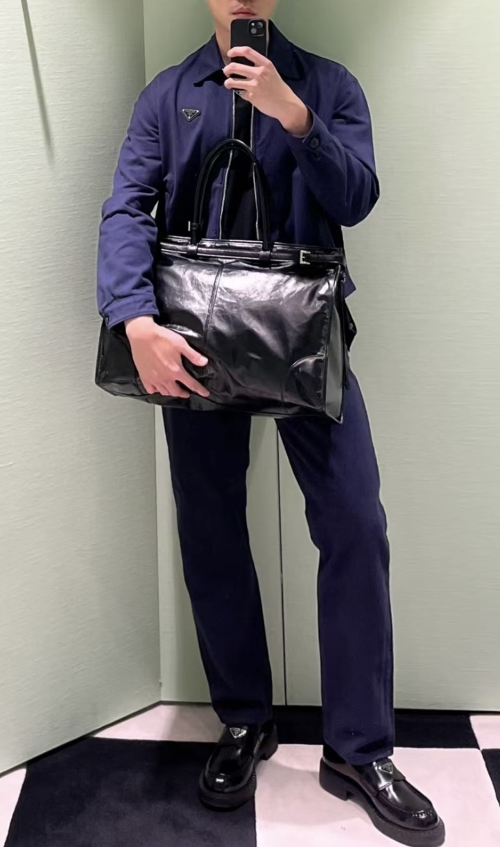 洗練されたデザインで大容量サイズ《PRADA》レザートートバッグ