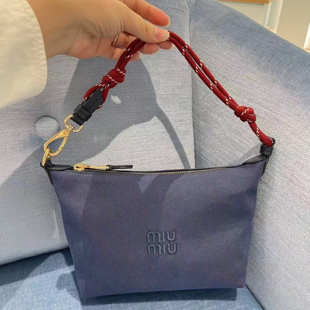 バイカラーが可愛いアクセント≪Miu Miu≫ギャバジンポーチ 3色
