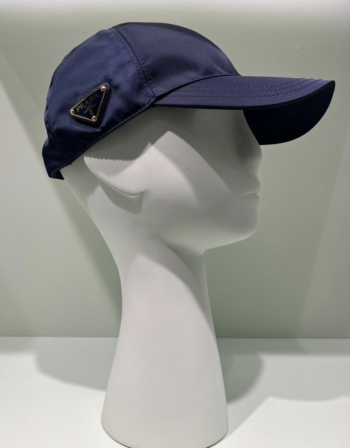 コーデのアクセントに《PRADA》リナイロンベースボールキャップ