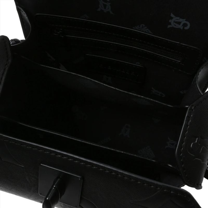 Steve Madden☆ モノグラム柄エンボス・クロスボディーバッグ Steve Madden☆ モノグラム柄エンボス・クロスボディーバッグ