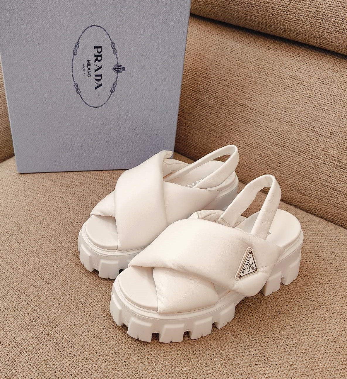 ★送料込★PRADA パデッドナッパレザー サンダル 厚底