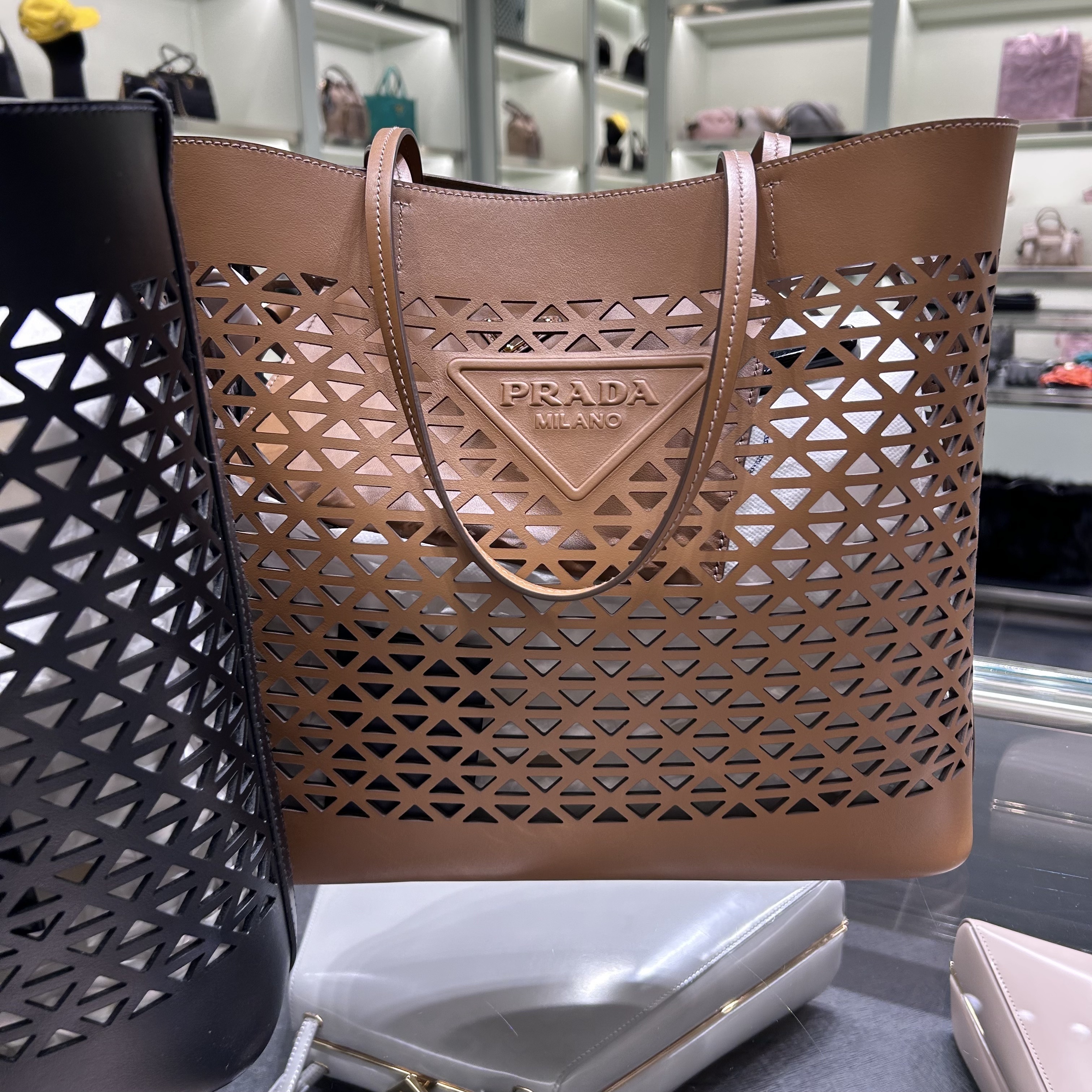 《VIPセール！ポーチ付》PRADA（プラダ）ショルダートート
