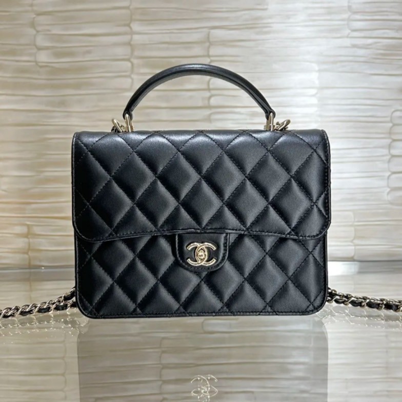 【ビジネスシーンにも♪】 CHANEL 《チェーンクラッチ》
