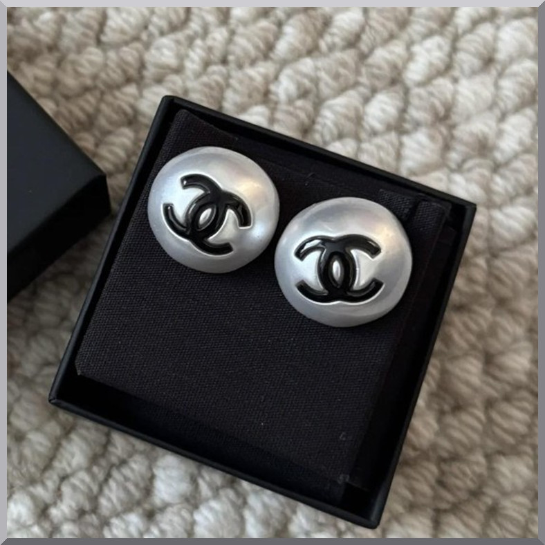 ポップで可愛い♡2色》CHANEL パール ピアス CCロゴ